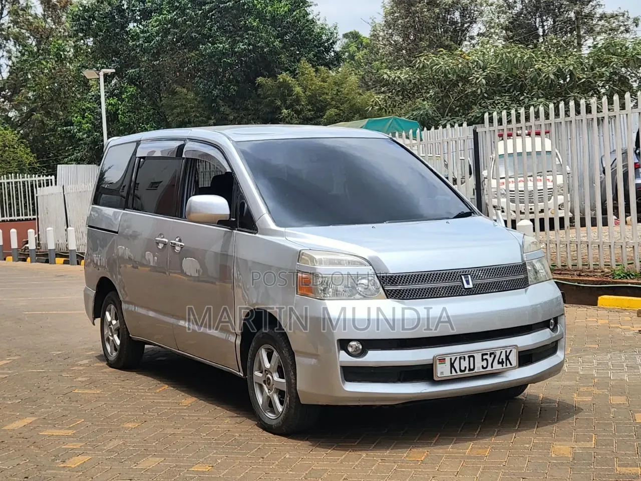 Toyota Noah 2.0 143hp AWD (8 Seater) 2008 Silver