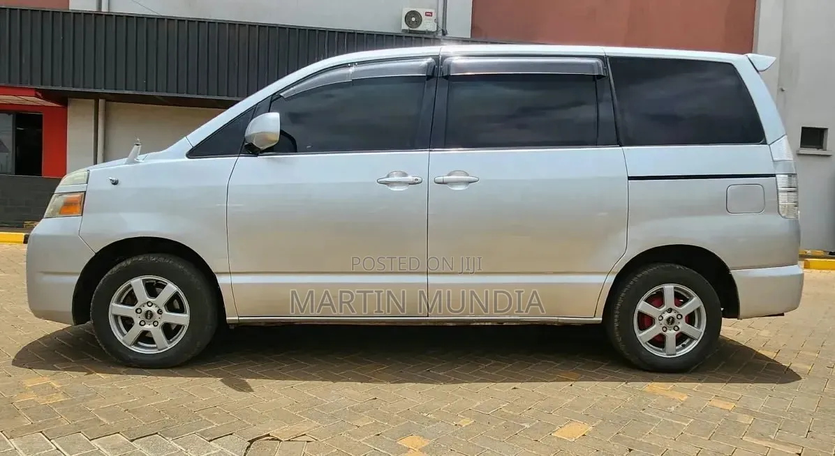 Toyota Noah 2.0 143hp AWD (8 Seater) 2008 Silver