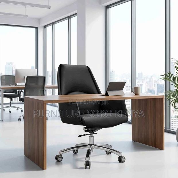 Leather Chair : Executive Leather / PU Swivel Office Chair