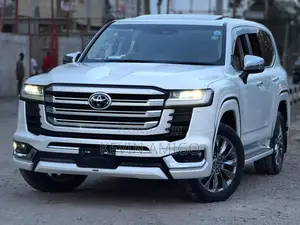 Toyota Land Cruiser LC300 2021 White