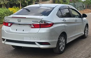 Honda Grace 2019 White