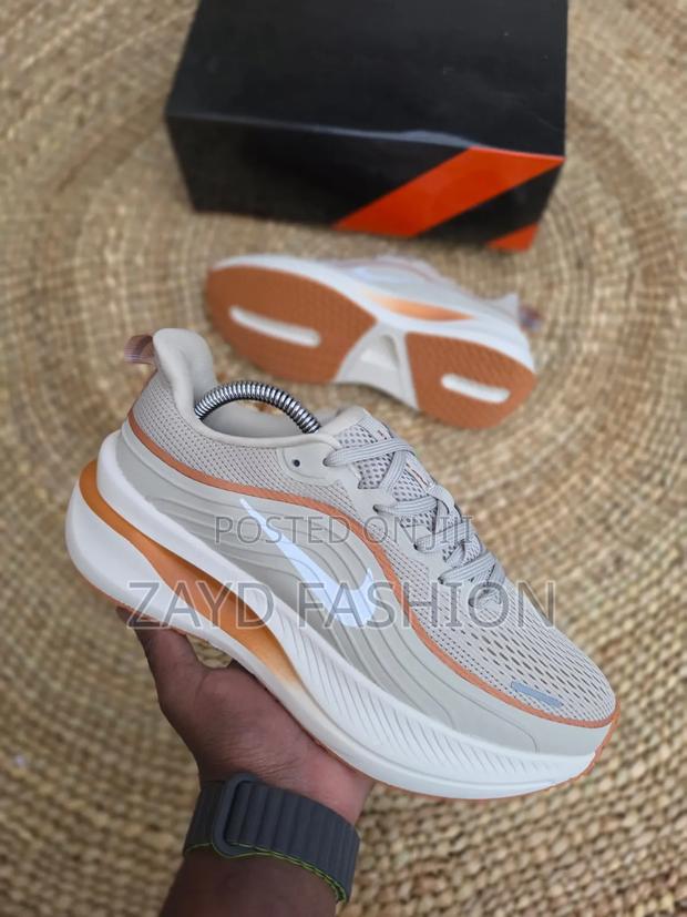 Nike Vomero Plus Beige - main view