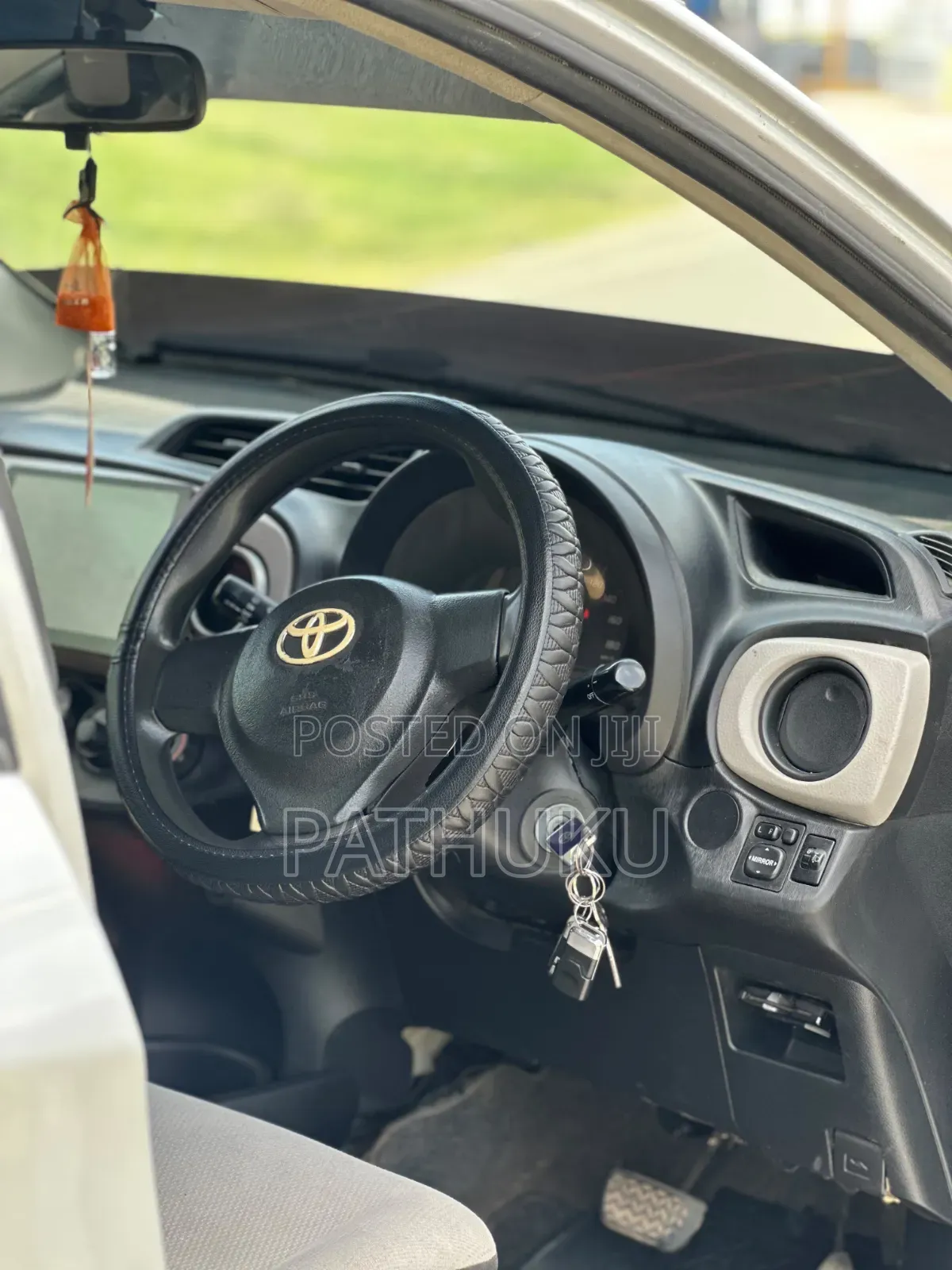 Toyota Vitz 2014 Silver