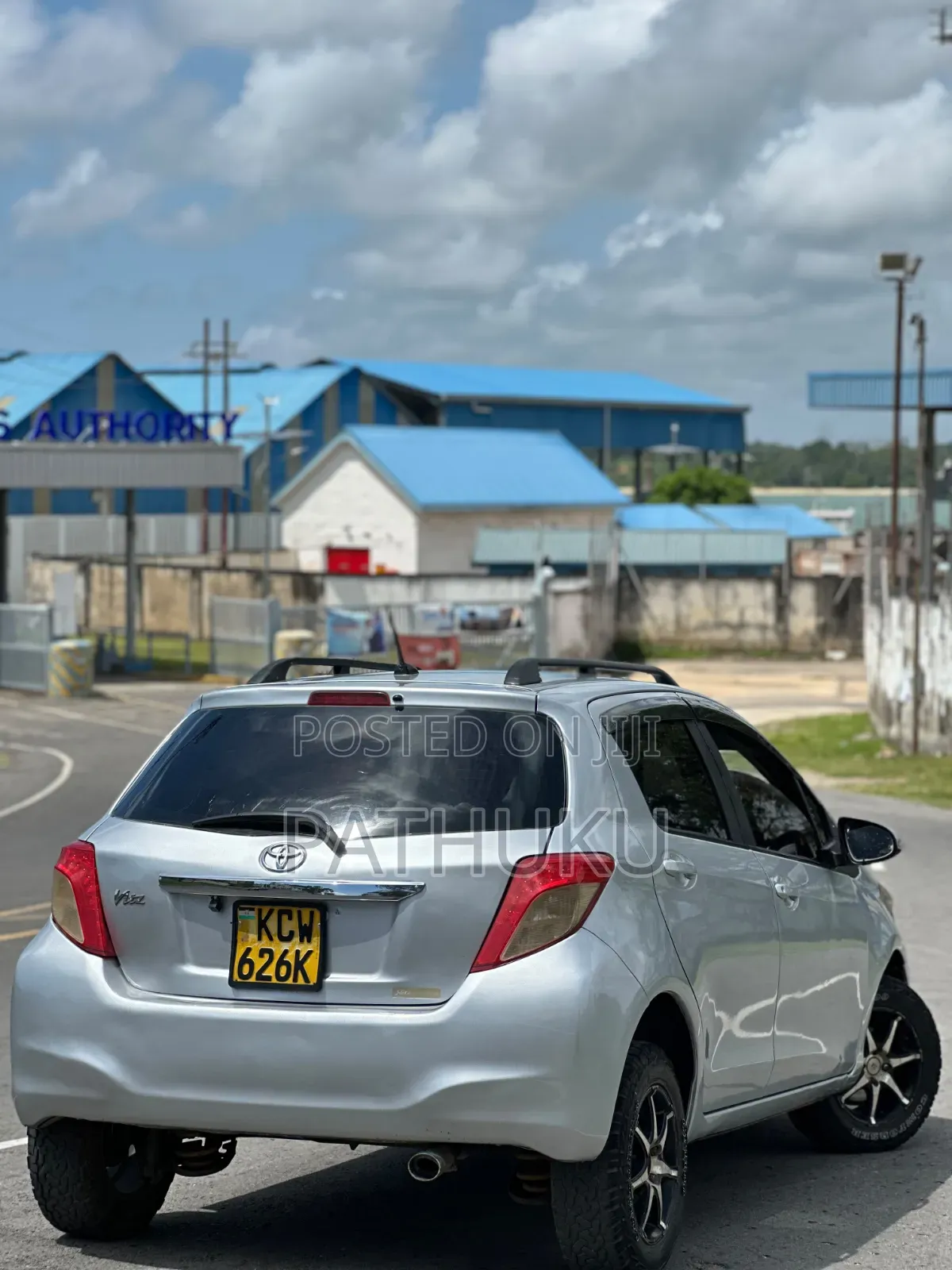 Toyota Vitz 2014 Silver