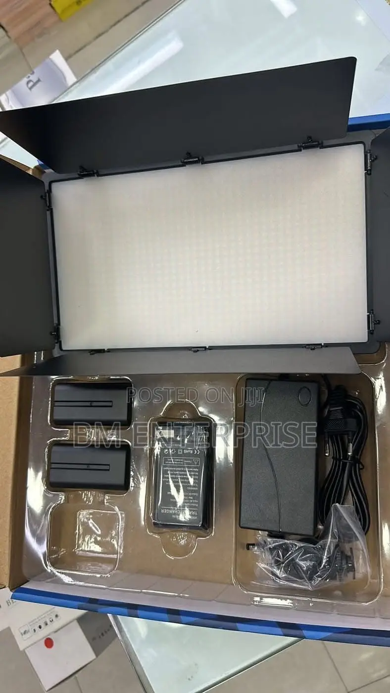Brand New Pro LED 800 Light Kit With 2.1M Tripod
