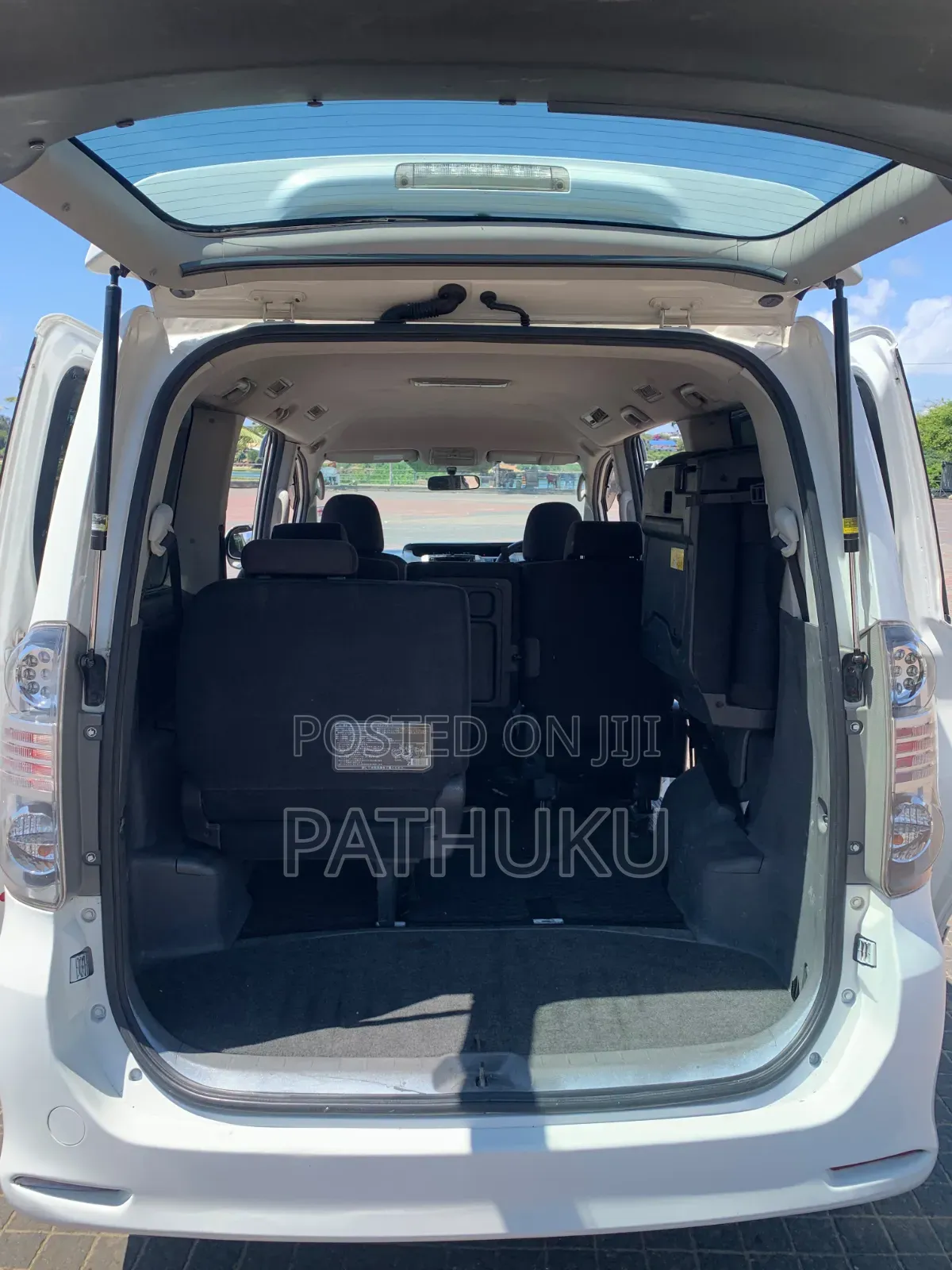Toyota Voxy 2010 White