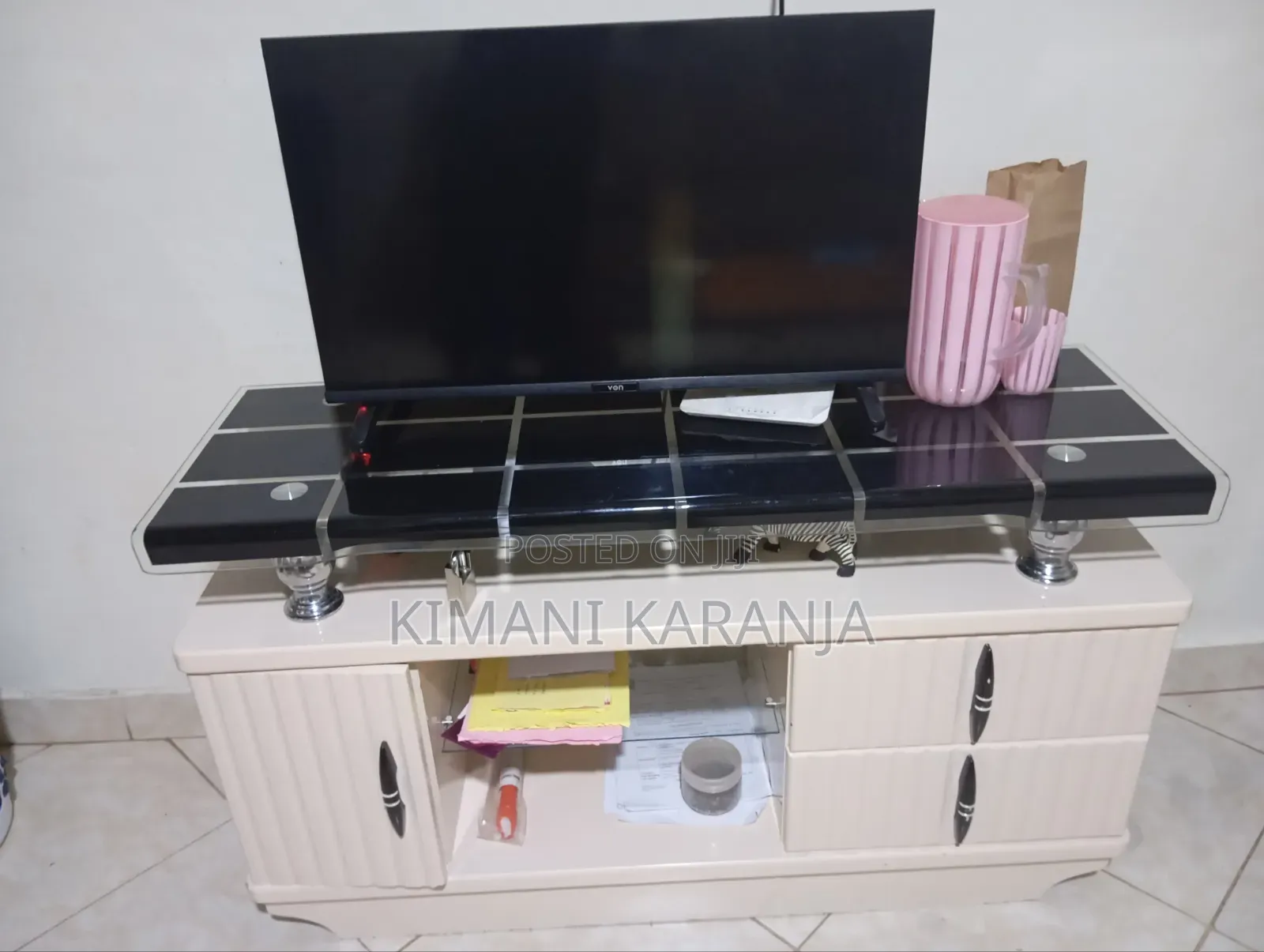 5-Seater Sofa, TV Stand, and 32-Inch Von TV.