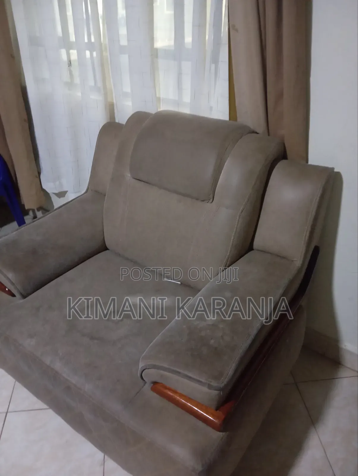 5-Seater Sofa, TV Stand, and 32-Inch Von TV.