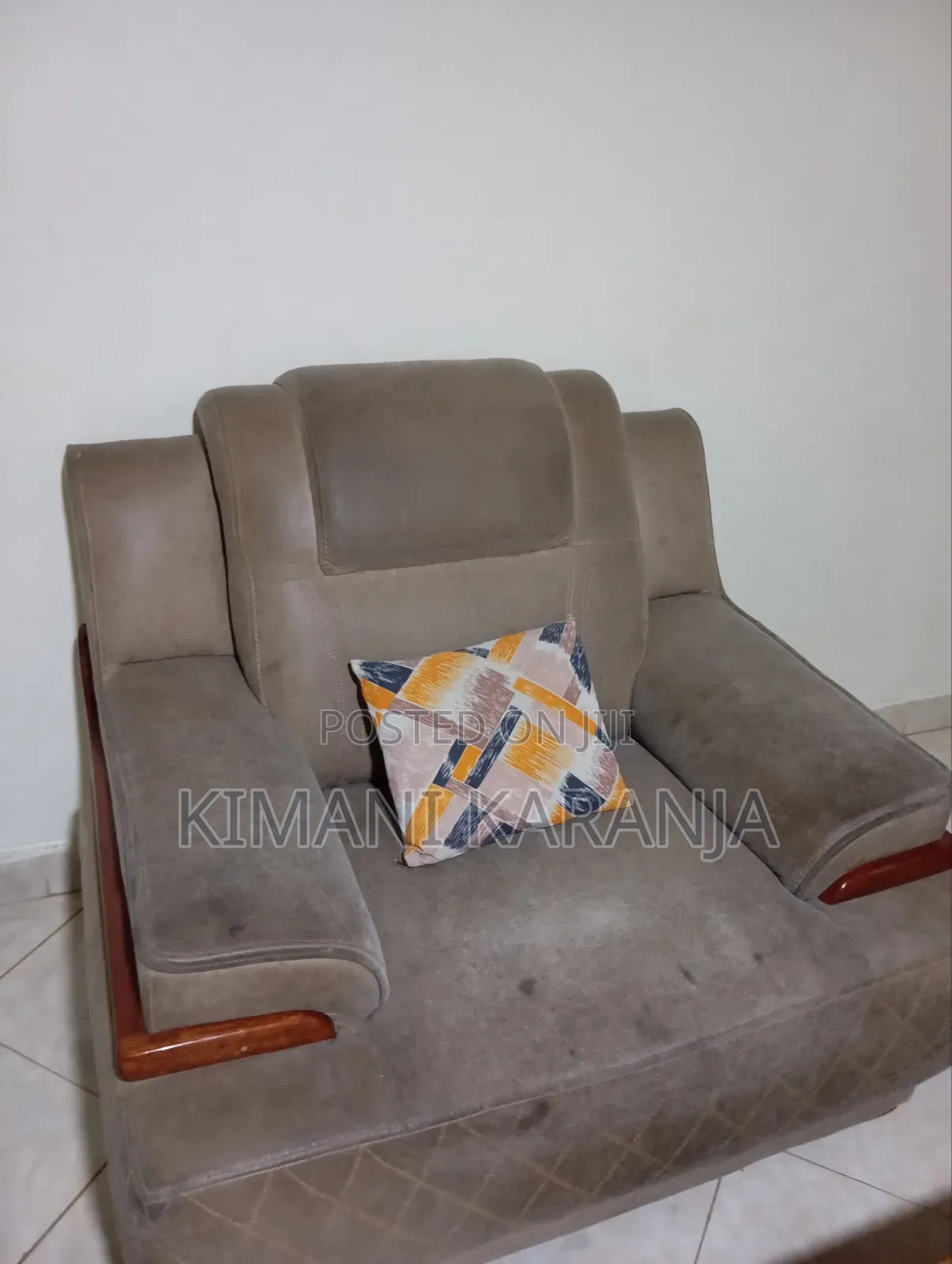 5-Seater Sofa, TV Stand, and 32-Inch Von TV.