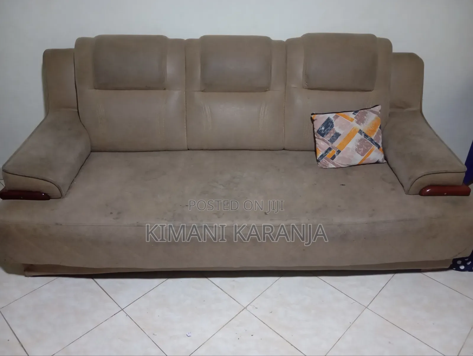 5-Seater Sofa, TV Stand, and 32-Inch Von TV.