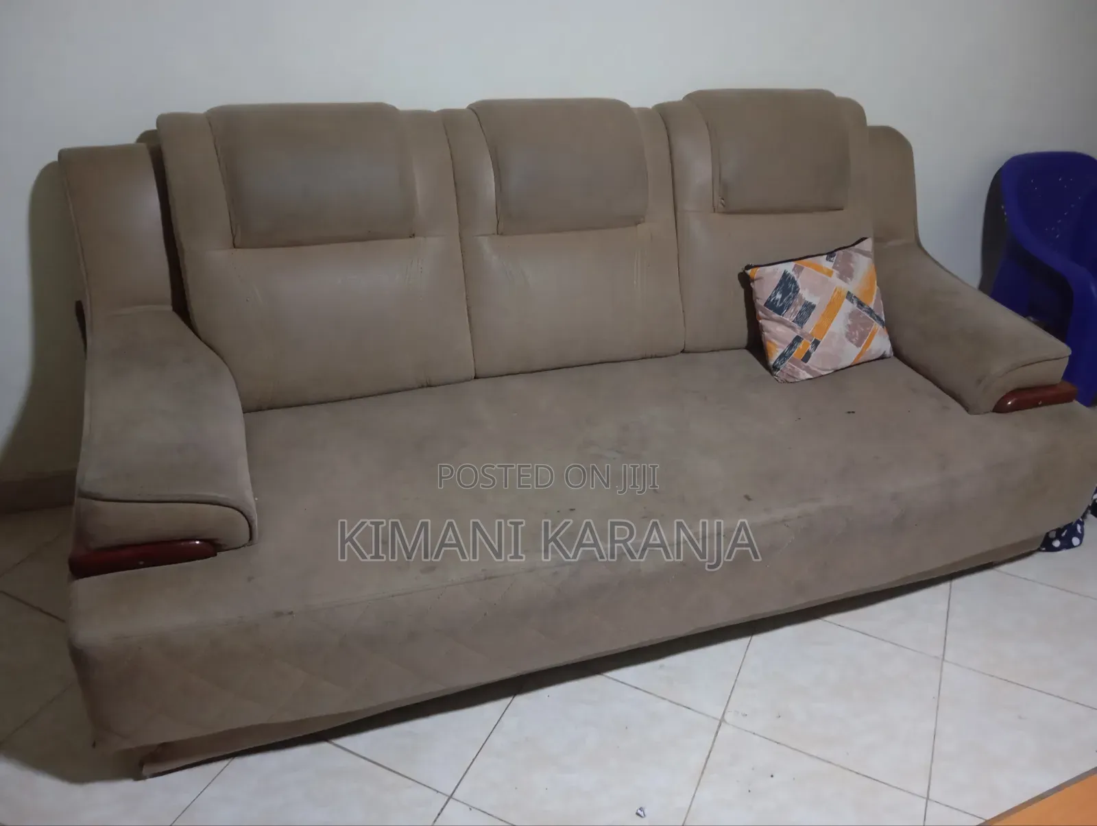 5-Seater Sofa, TV Stand, and 32-Inch Von TV.