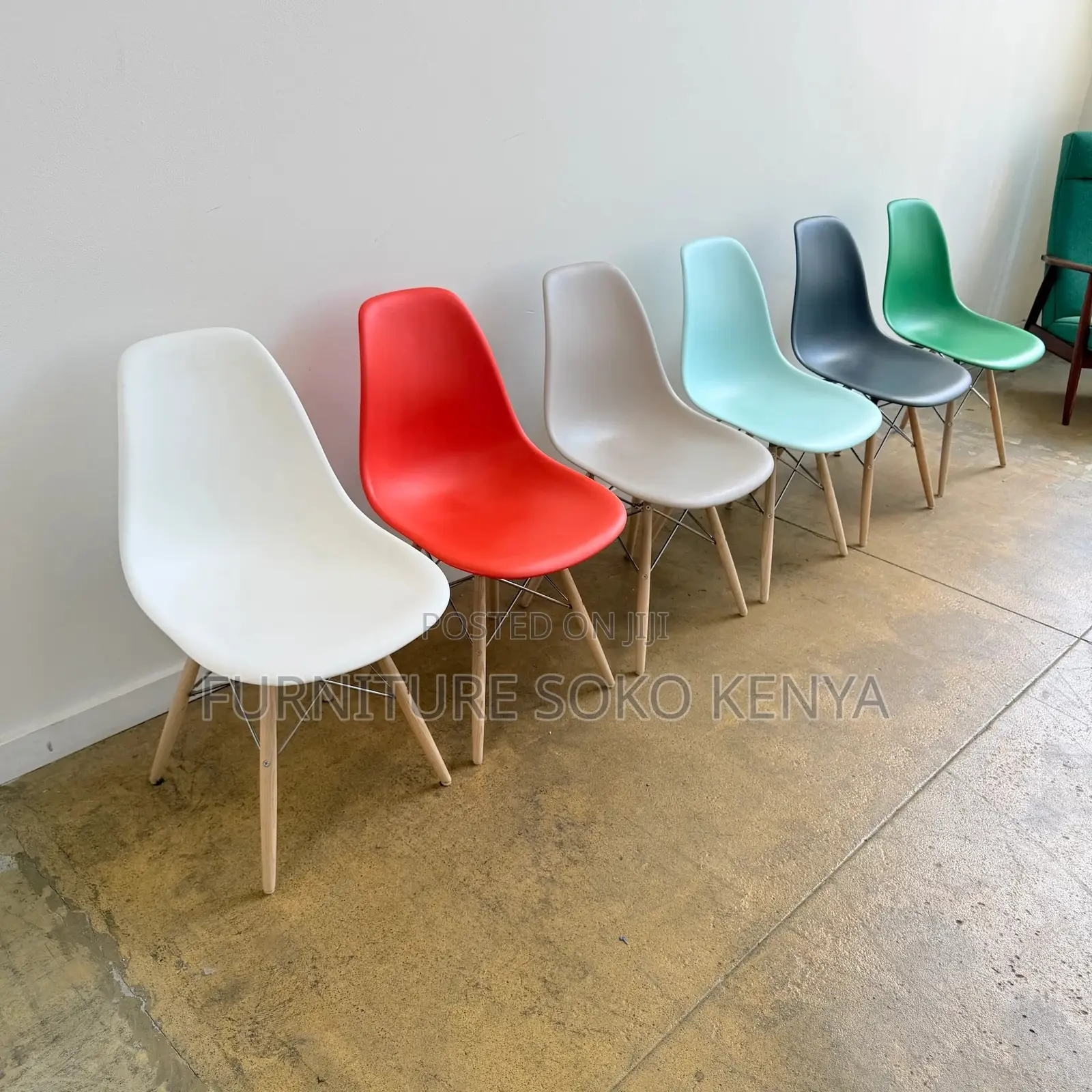 Dining Seat : Multi-Colored Plastic Eames-Style Dining Chairs