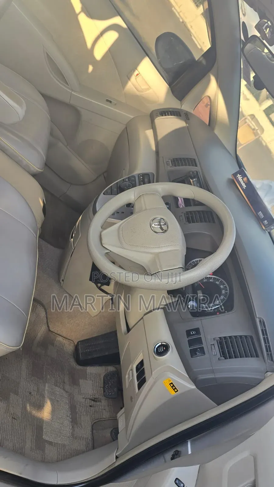 Toyota ISIS 2014 Silver