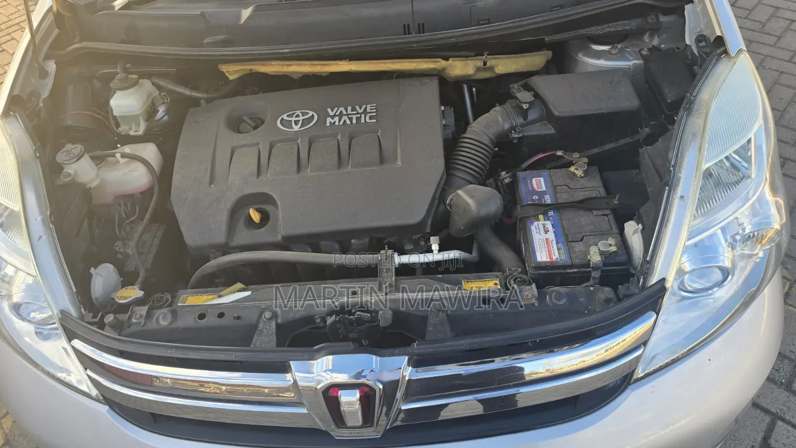 Toyota ISIS 2014 Silver