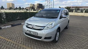Toyota ISIS 2014 Silver