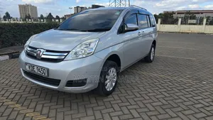 Toyota ISIS 2014 Silver