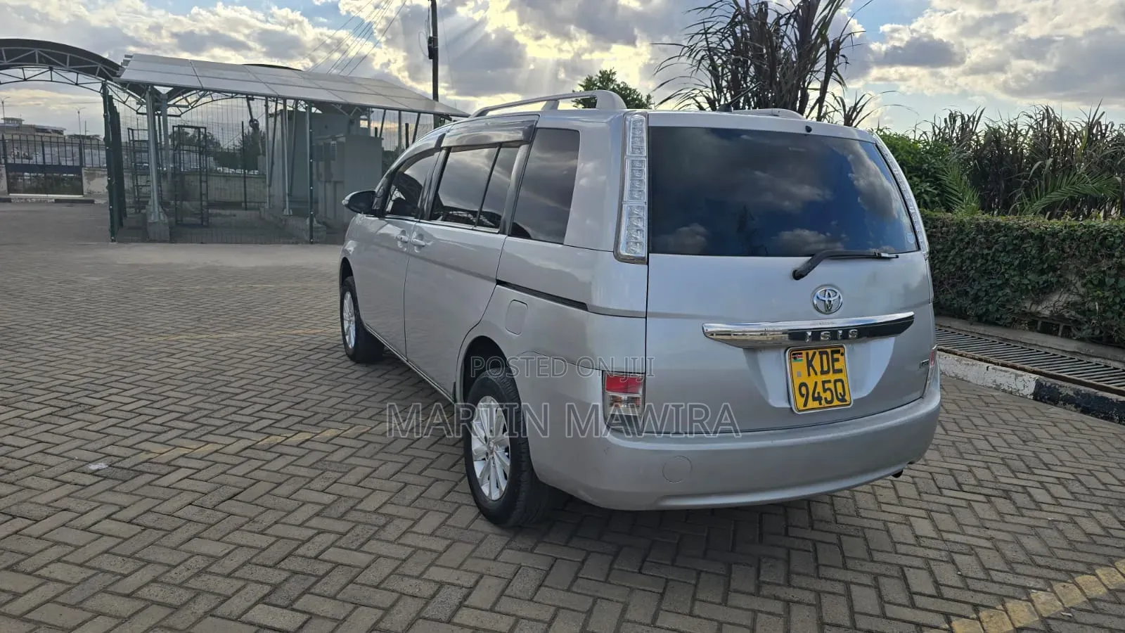 Toyota ISIS 2014 Silver