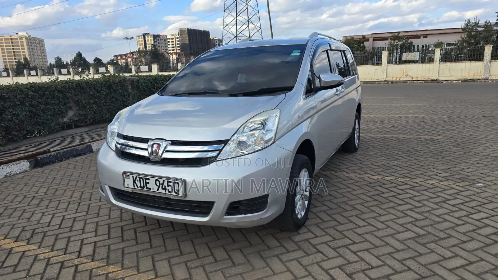Toyota ISIS 2014 Silver