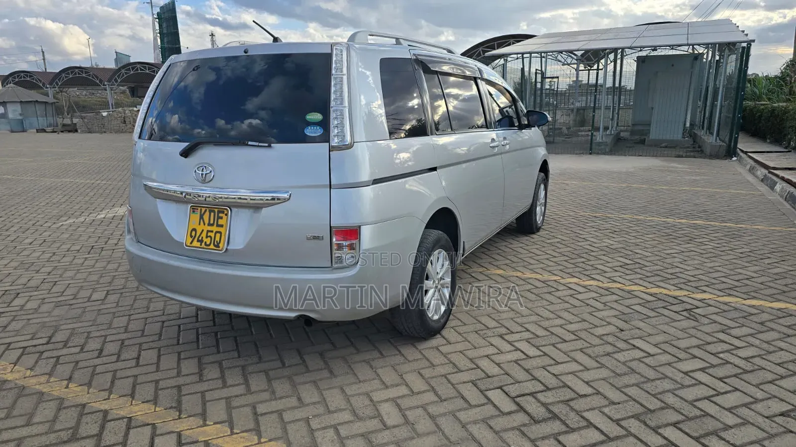 Toyota ISIS 2014 Silver