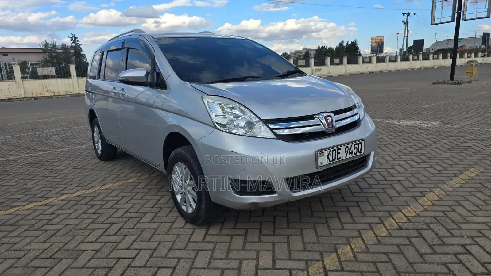 Toyota ISIS 2014 Silver