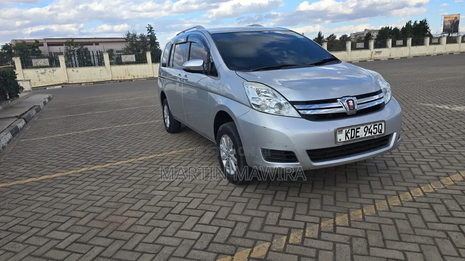 Toyota ISIS 2014 Silver
