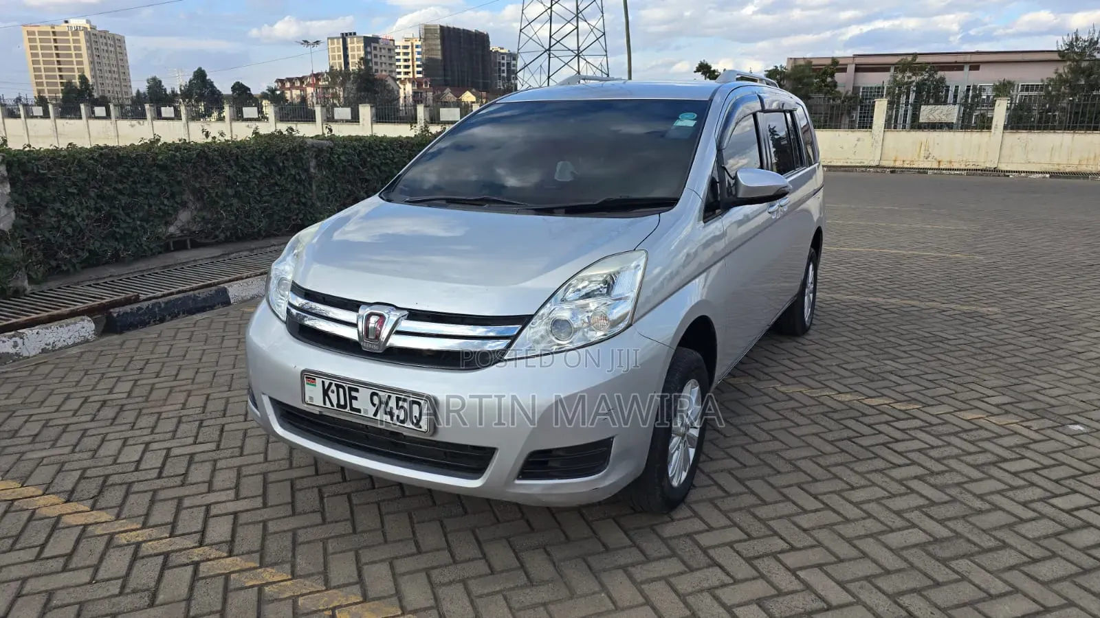 Toyota ISIS 2014 Silver