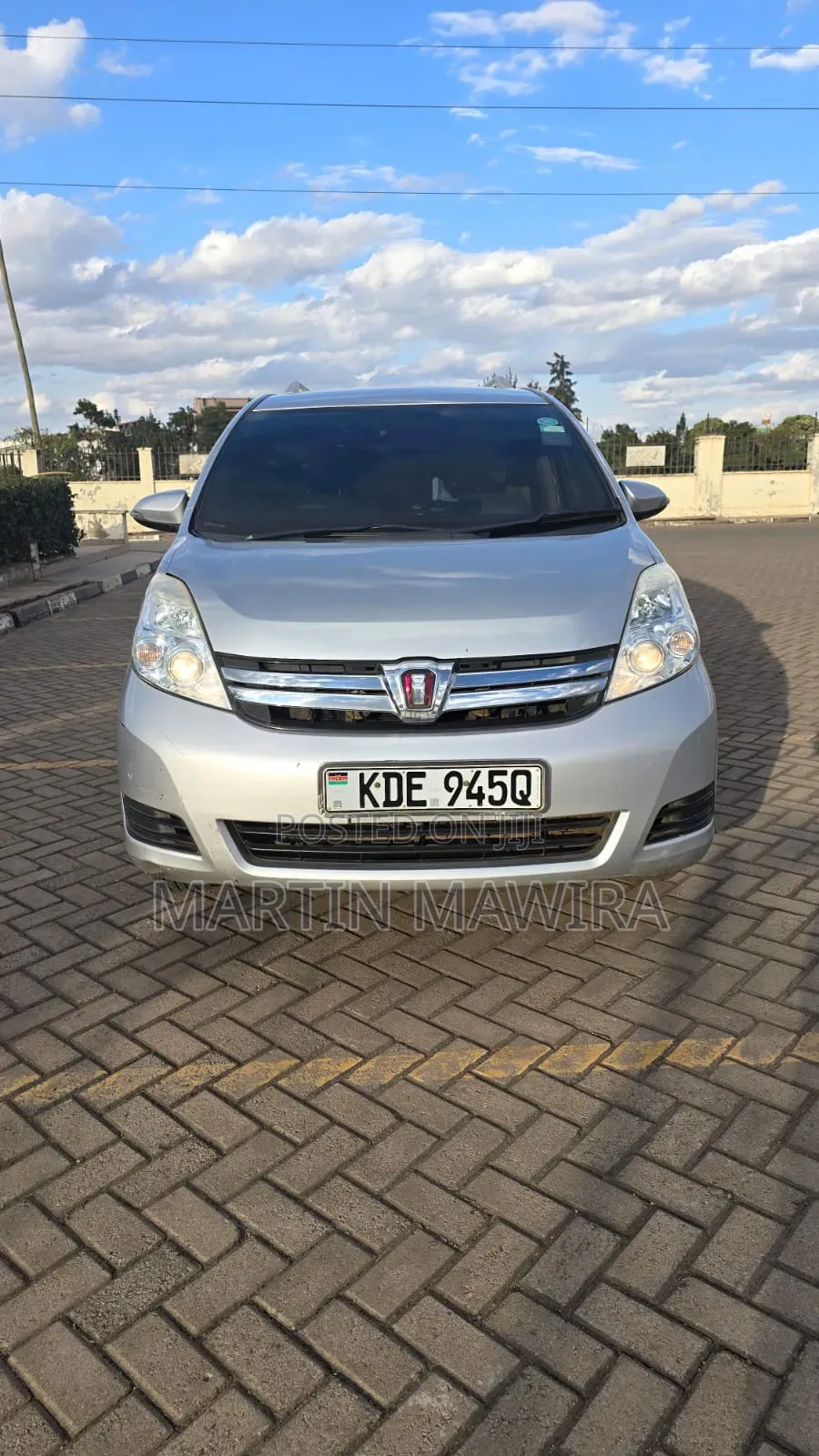 Toyota ISIS 2014 Silver