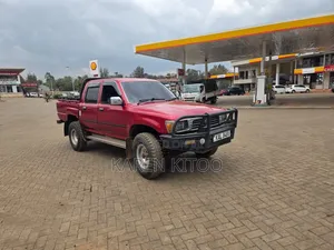 Toyota Hilux 2000 1984 Maroon