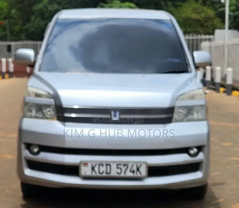 Toyota Voxy 2006 Silver