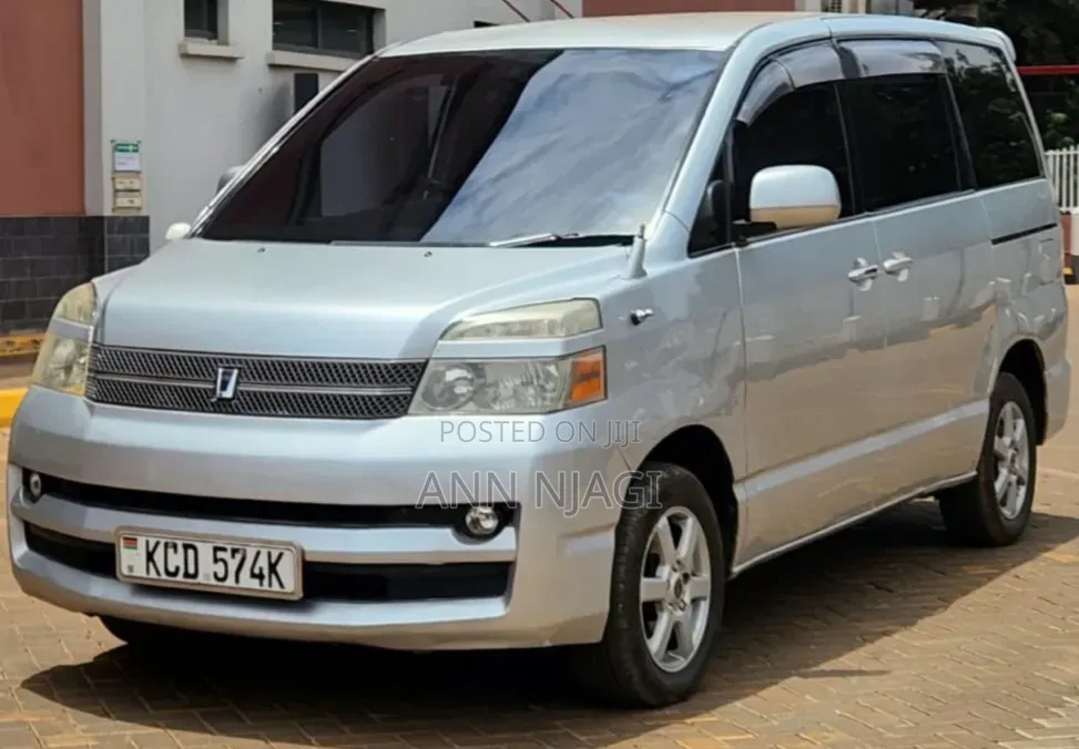 Toyota Voxy 2006 Silver