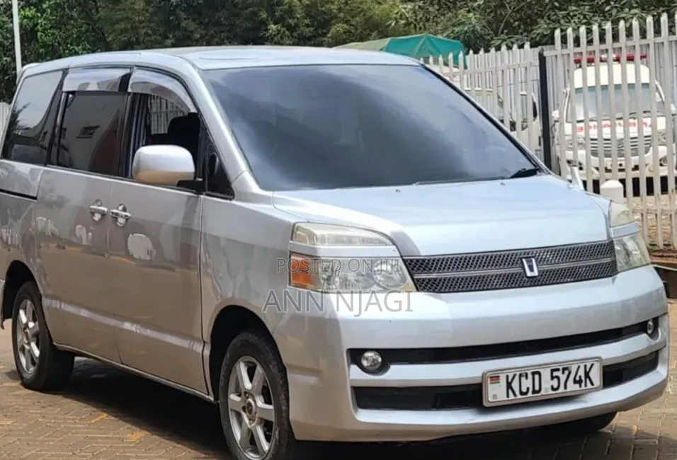 Toyota Voxy 2006 Silver
