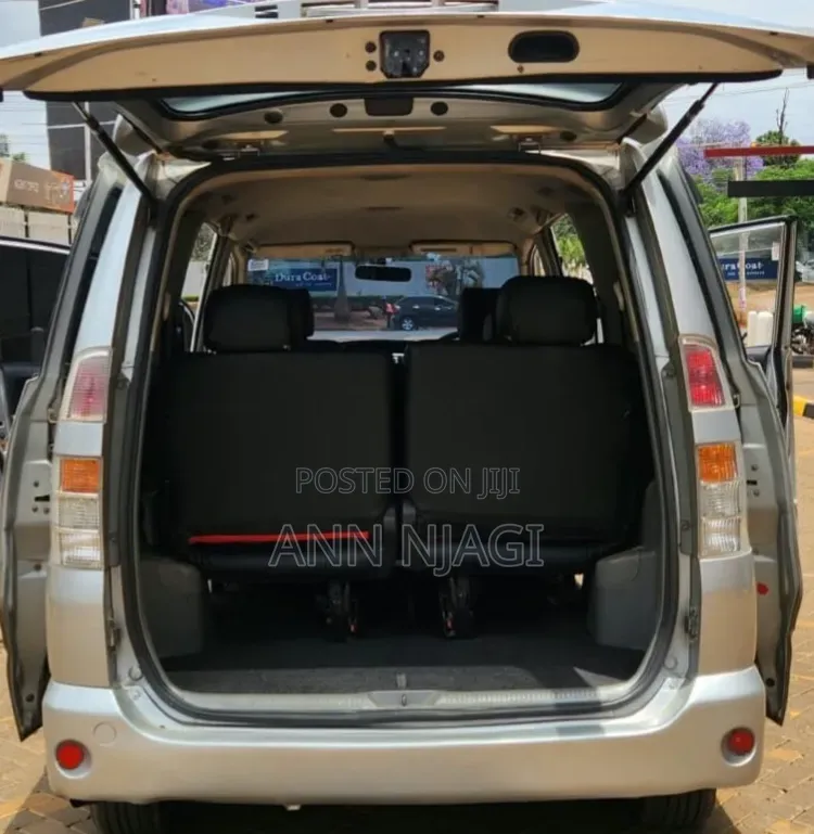 Toyota Voxy 2006 Silver