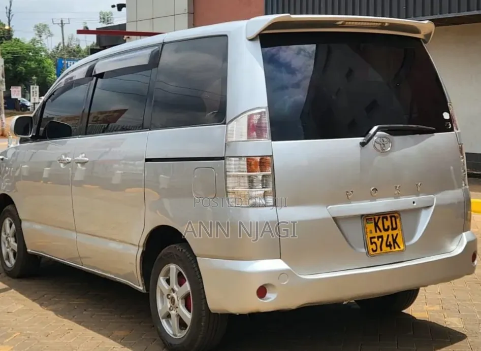 Toyota Voxy 2006 Silver