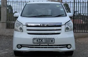 Toyota Noah 2.0 143hp FWD (8 Seater) 2010 White