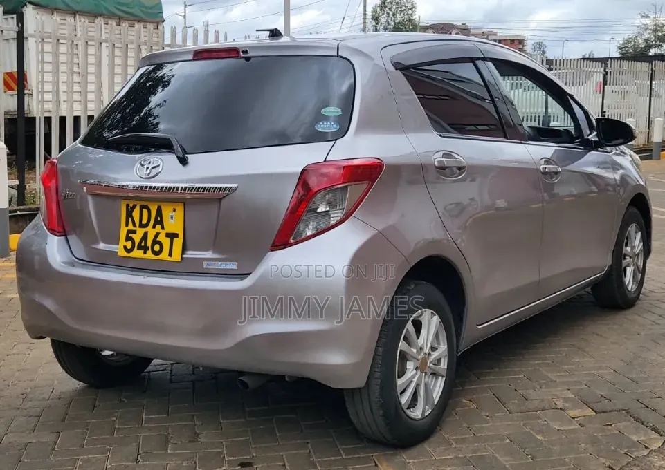 Toyota Vitz 2013 Silver