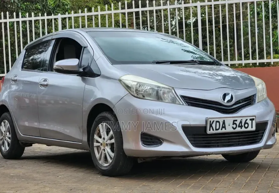 Toyota Vitz 2013 Silver