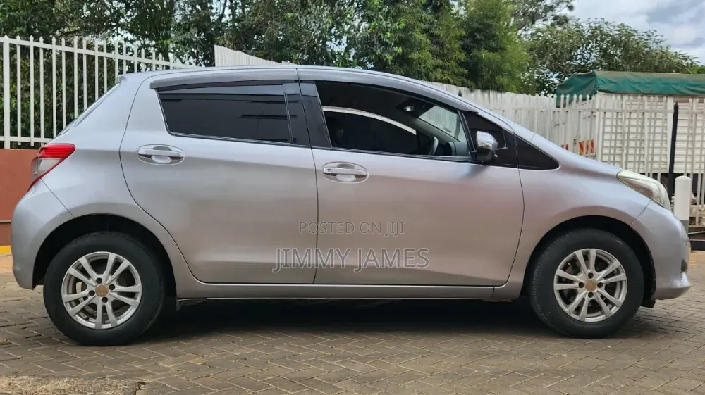 Toyota Vitz 2013 Silver