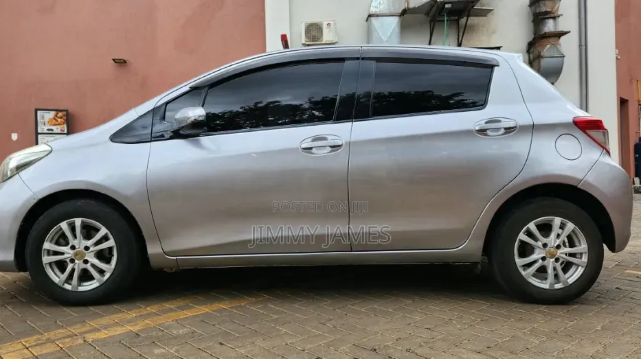 Toyota Vitz 2013 Silver