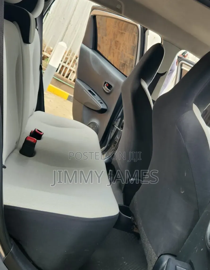 Toyota Vitz 2013 Silver