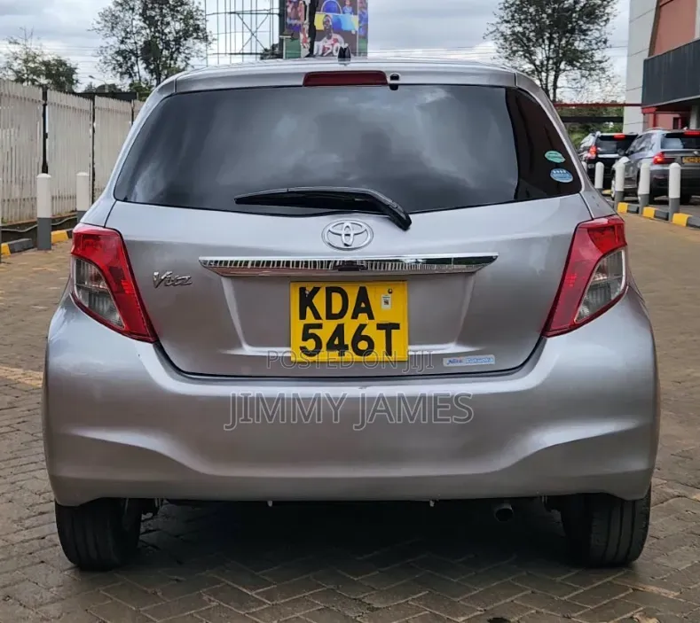 Toyota Vitz 2013 Silver
