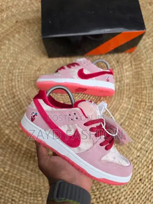 Nike Sb Dunk Strange Love