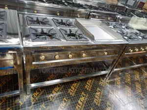 Combined Cooking Units Featuring 4 Gas Burners and a Griddle