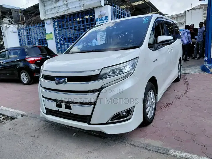 Toyota Noah 2019 Off white