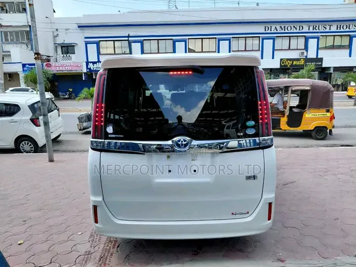 Toyota Noah 2019 Off white