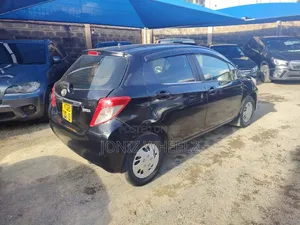 Toyota Vitz 1.3 FWD 5dr 2016 Maroon