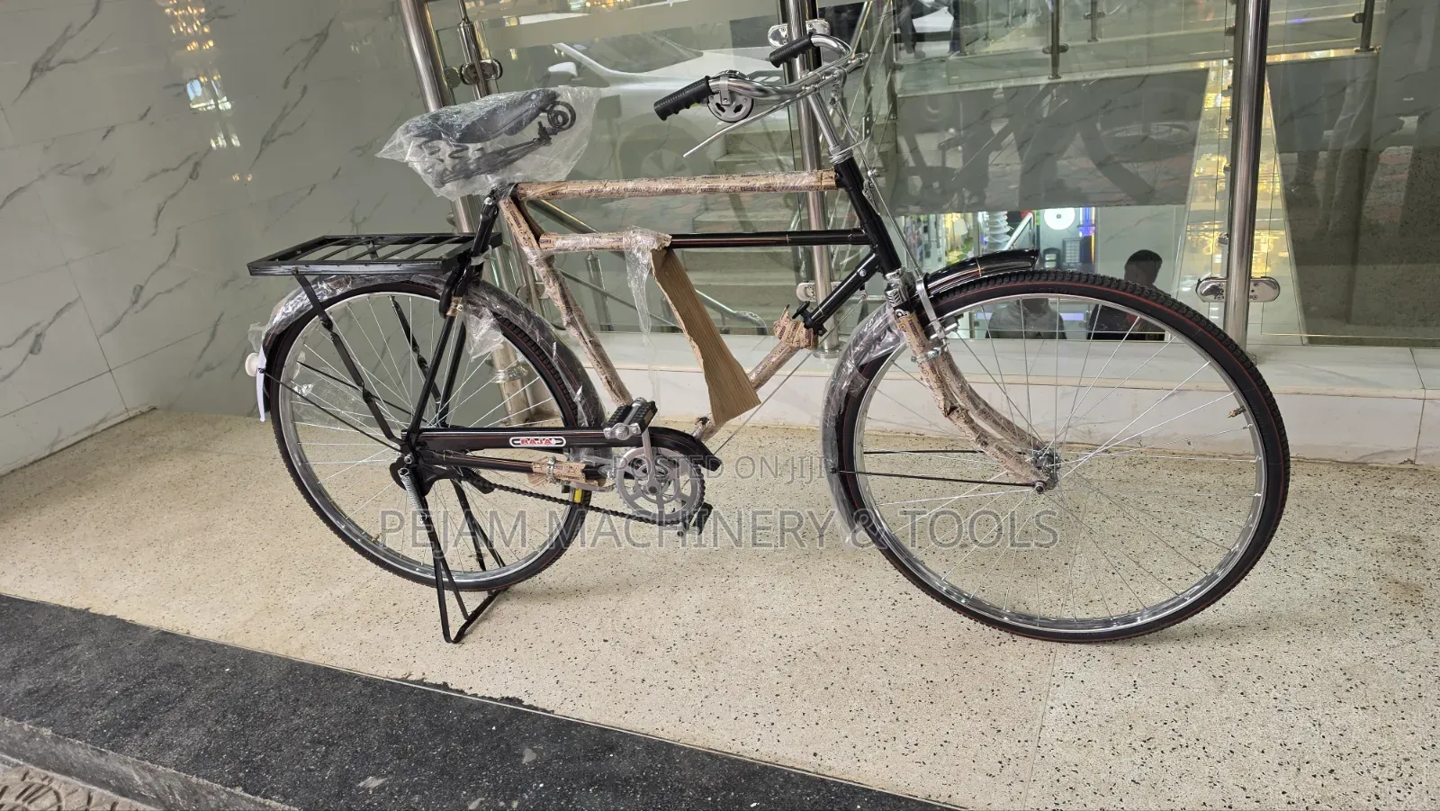Raja 28" Traditional Adult Bicycle/Black Mamba