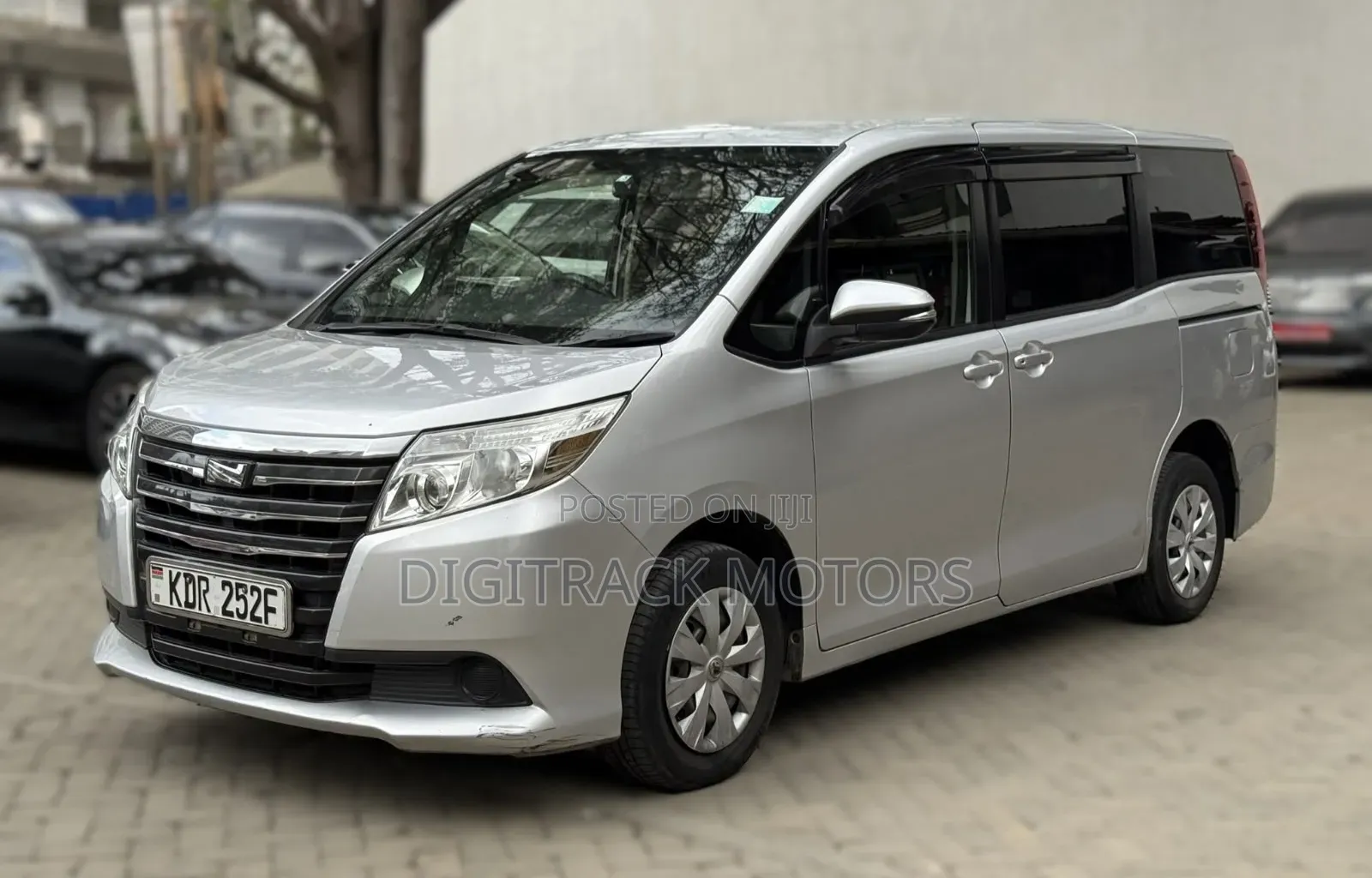 Toyota Noah 2017 Silver