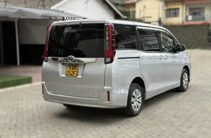 Toyota Noah 2017 Silver