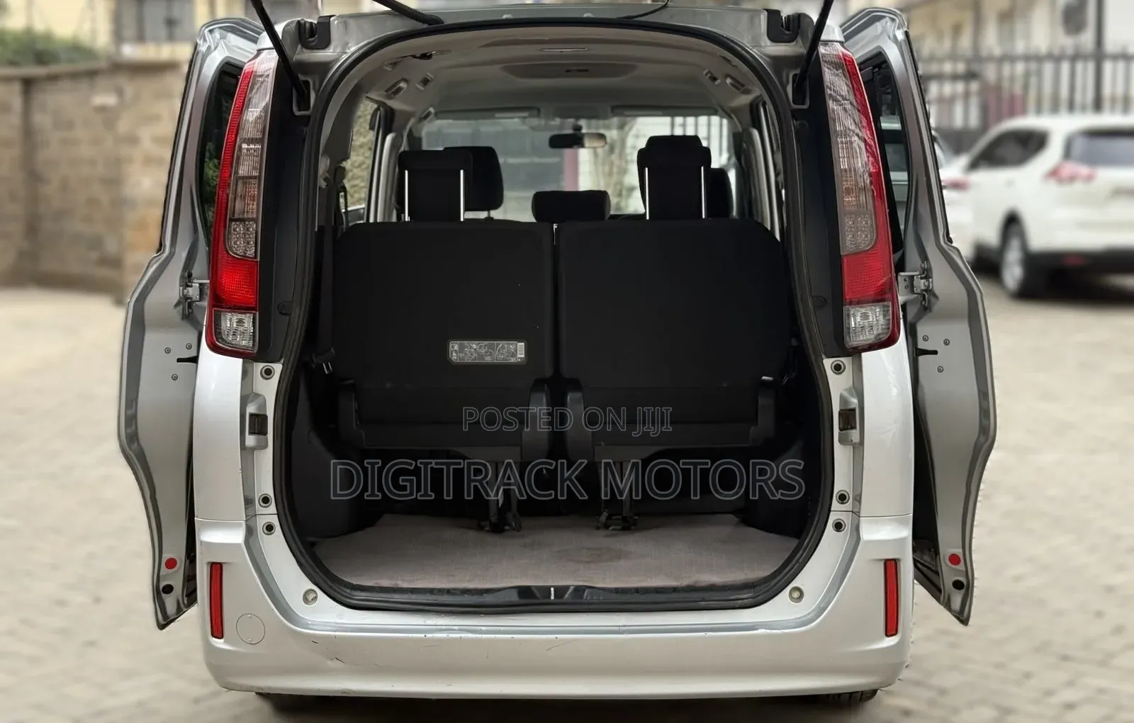 Toyota Noah 2017 Silver