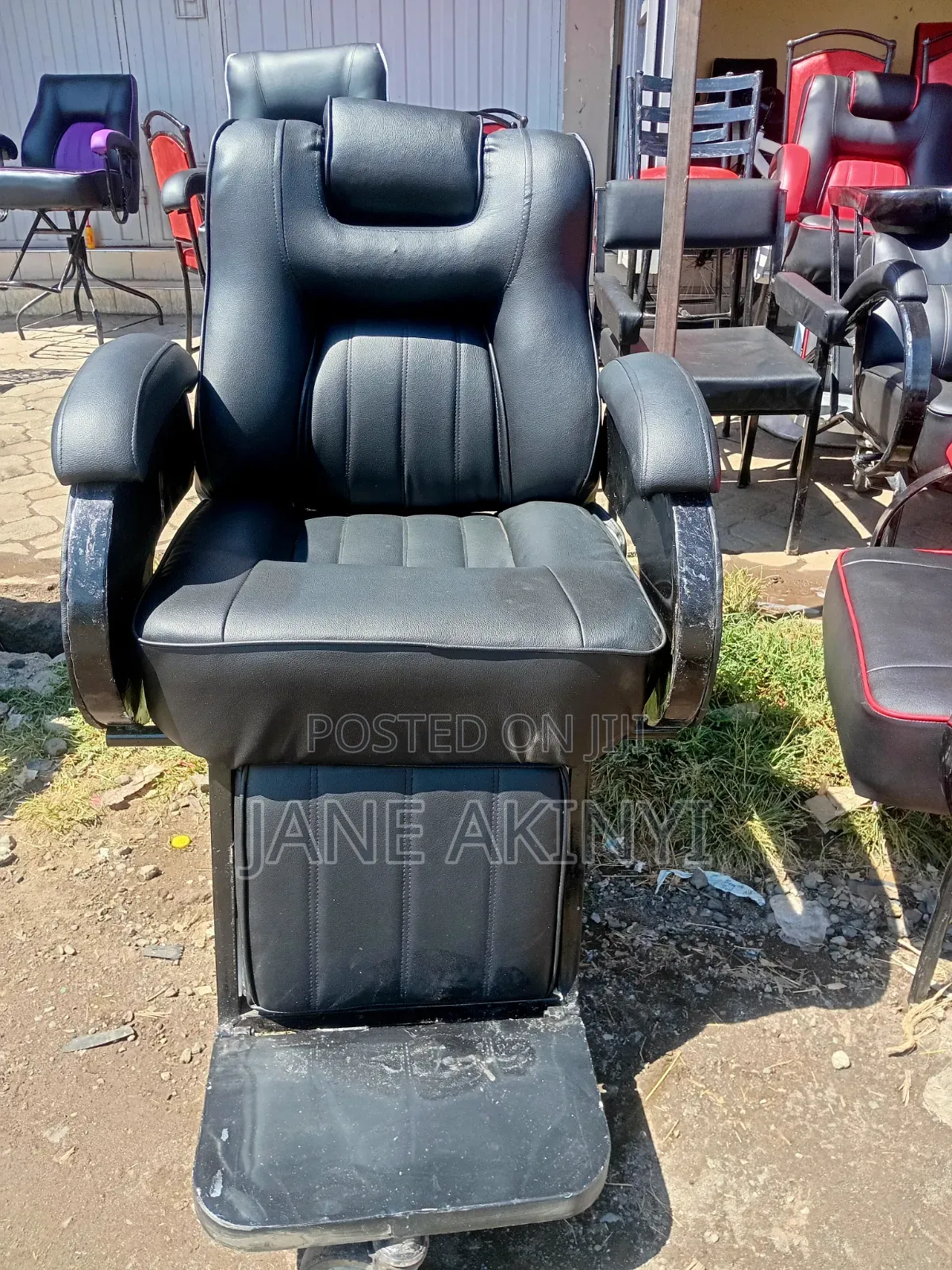 Kinyozi Chairs